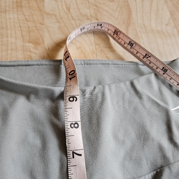 Gymshark Gray Leggings for Ultimate Comfort - Picture 5 of 14
